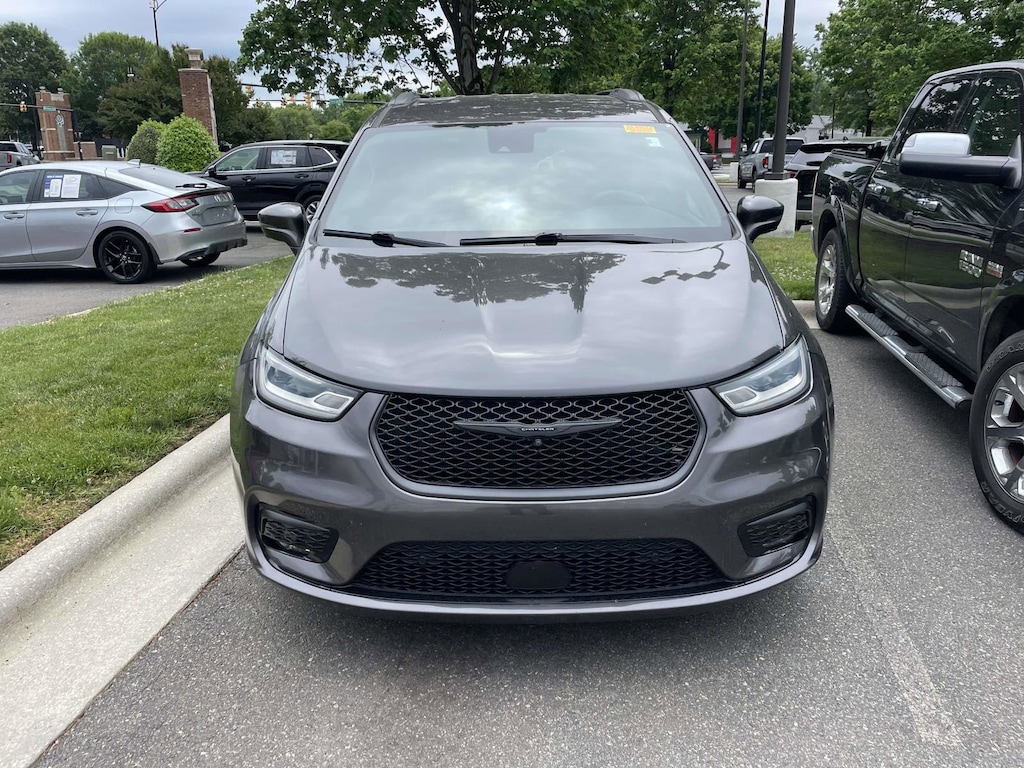 Used 2021 Chrysler Pacifica Touring L Minivan