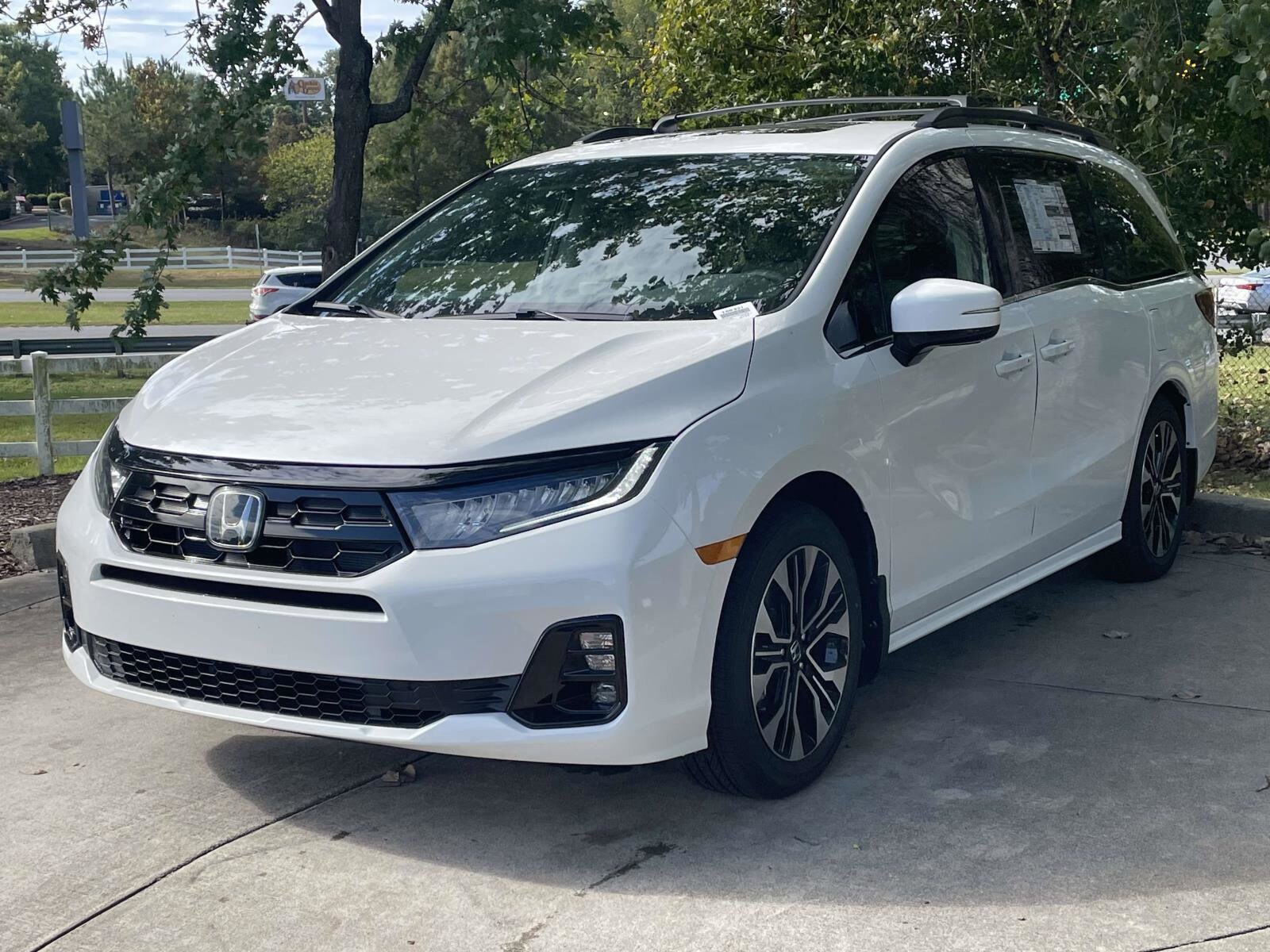 2026 Honda Odyssey Elite photo 3