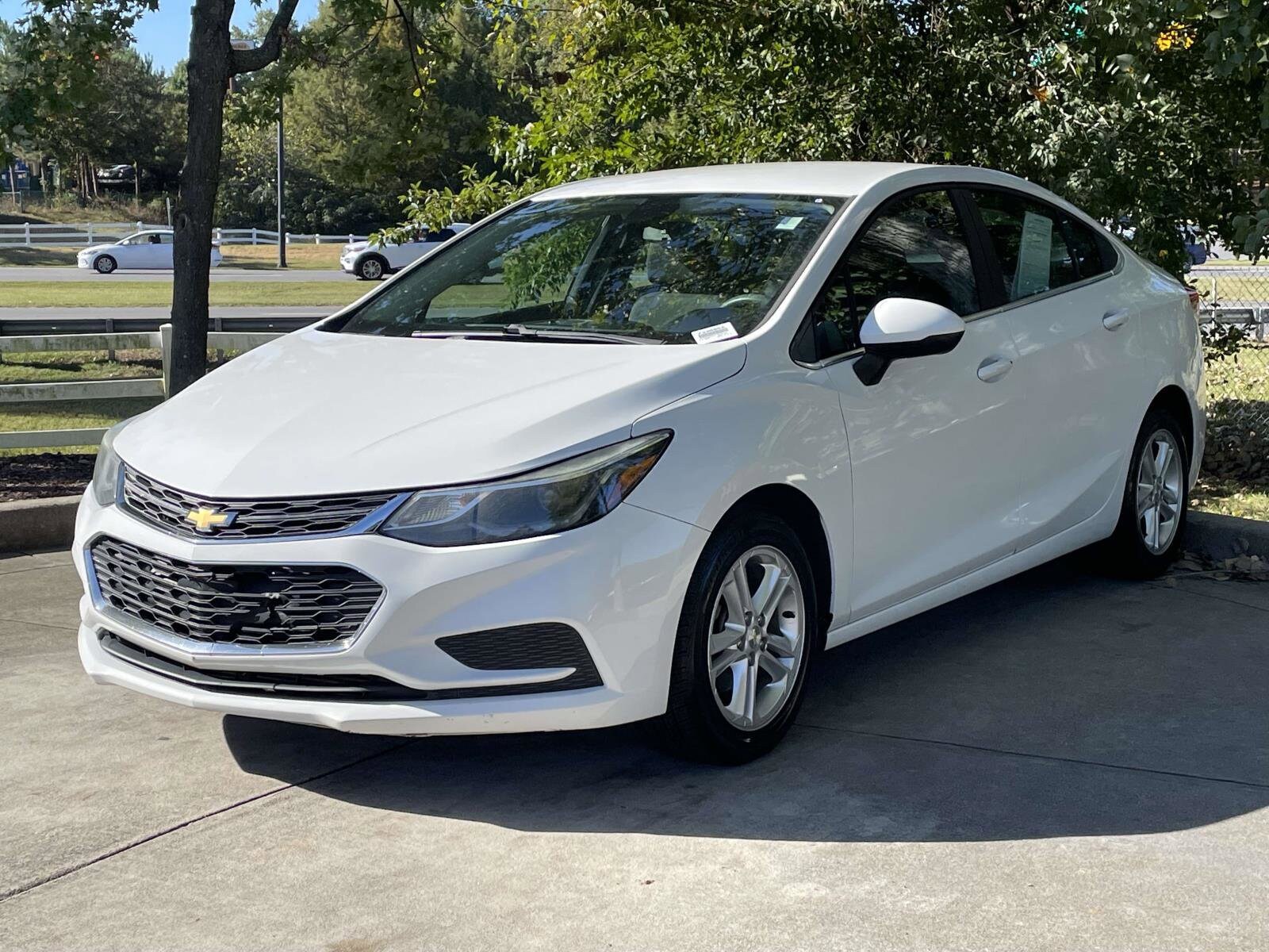2017 Chevrolet Cruze LT photo 2