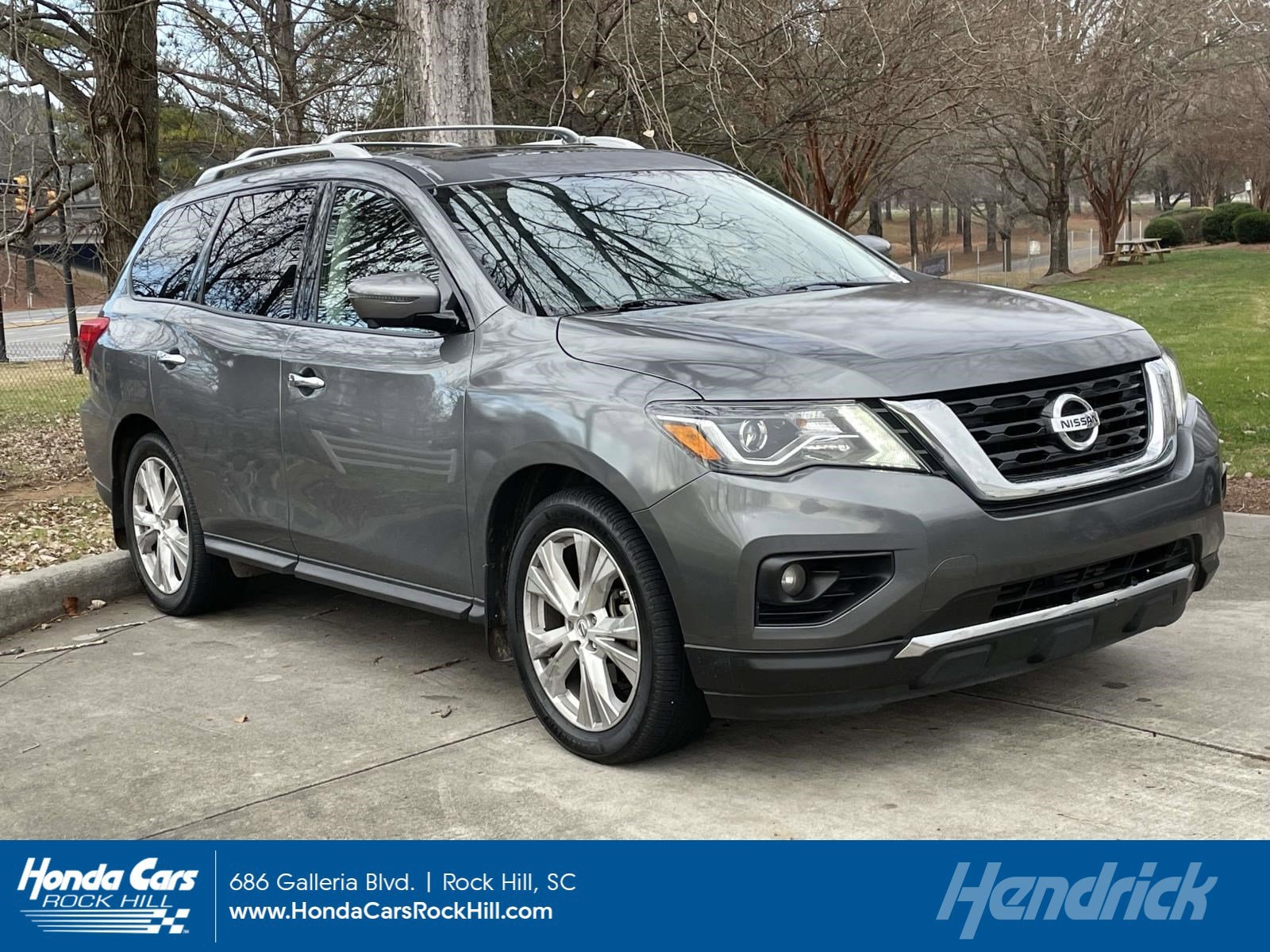2019 Nissan Pathfinder SL's photo