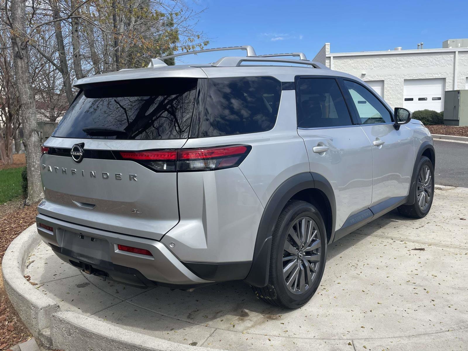 2024 Nissan Pathfinder SL photo 3