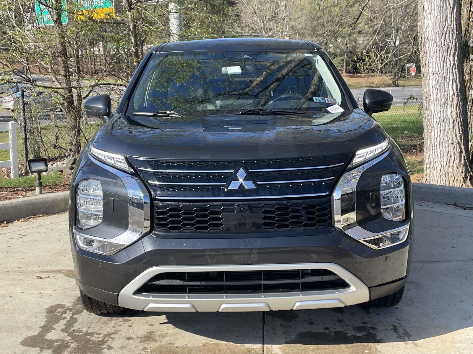 2024 Mitsubishi Outlander SE photo 2