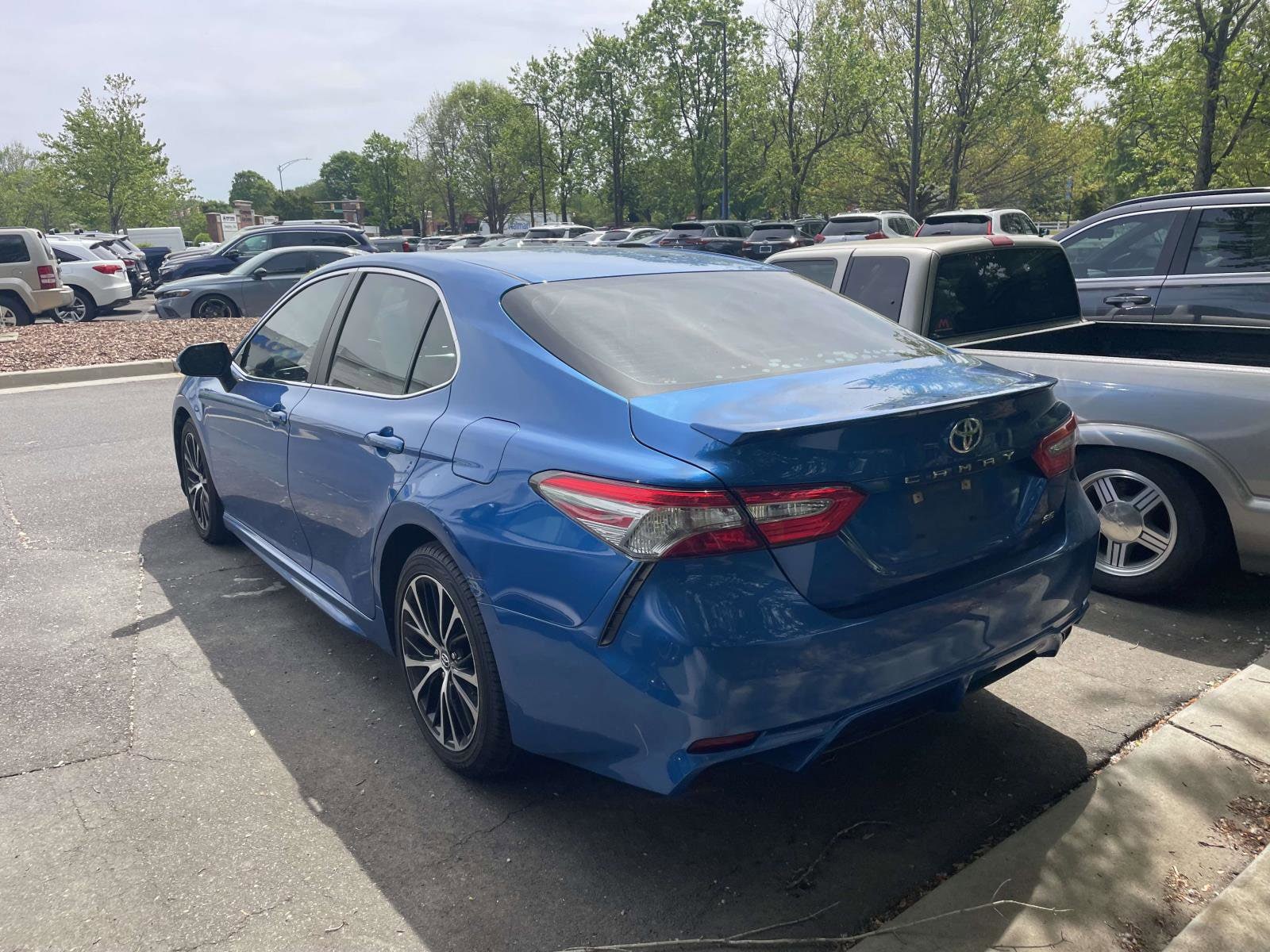 2018 Toyota Camry SE photo 5