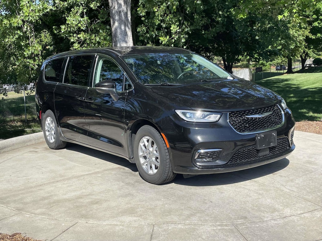 Used 2023 Chrysler Pacifica Touring L Minivan
