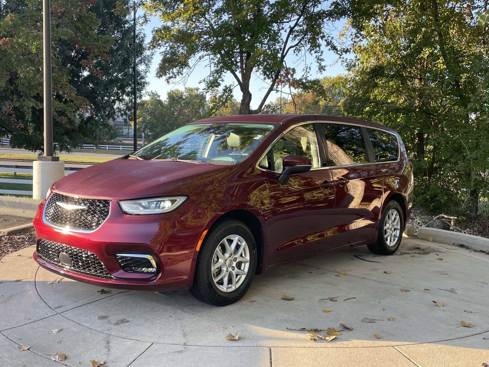 Used 2023 Chrysler Pacifica Touring L Minivan
