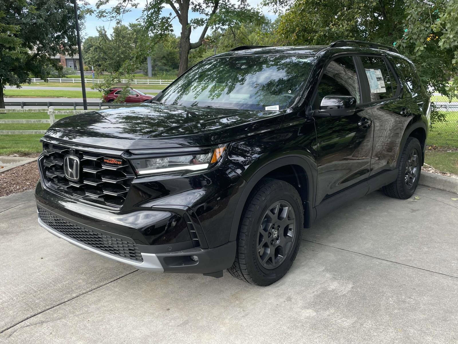 2025 Honda Pilot TrailSport photo 2
