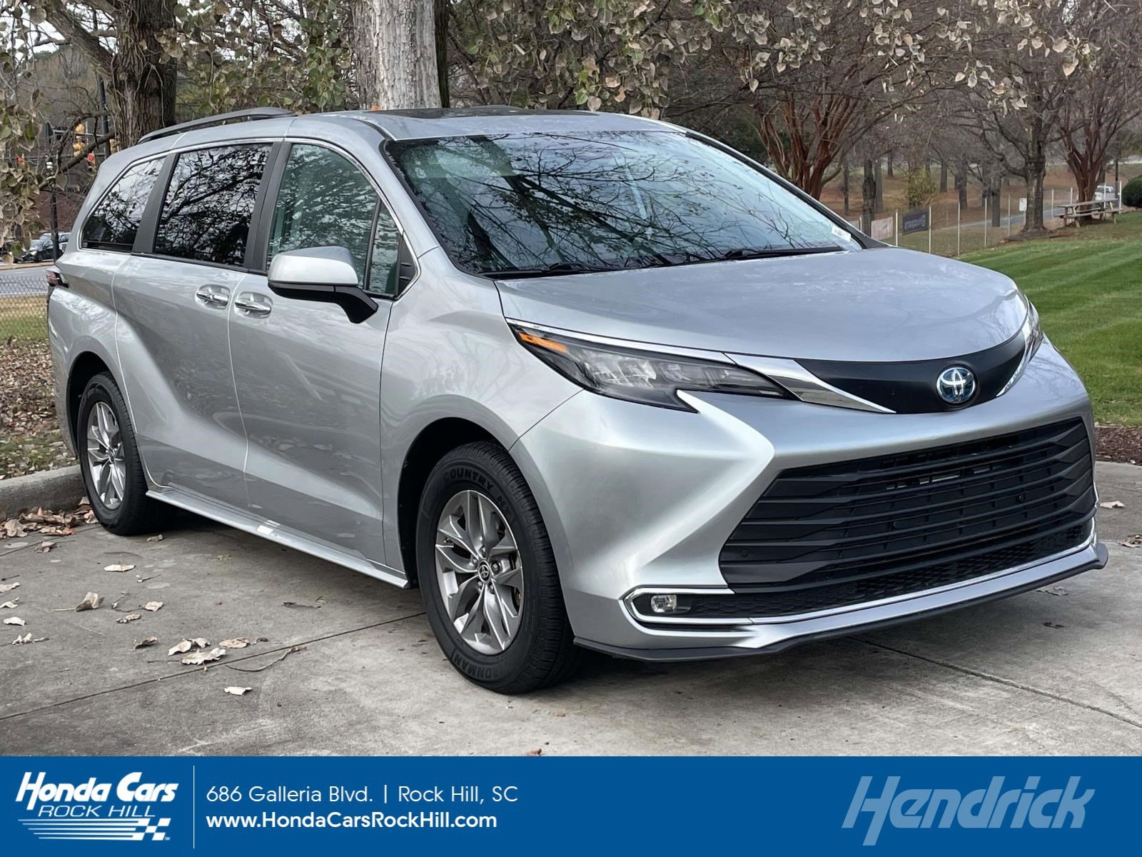 2024 Toyota Sienna XLE's photo