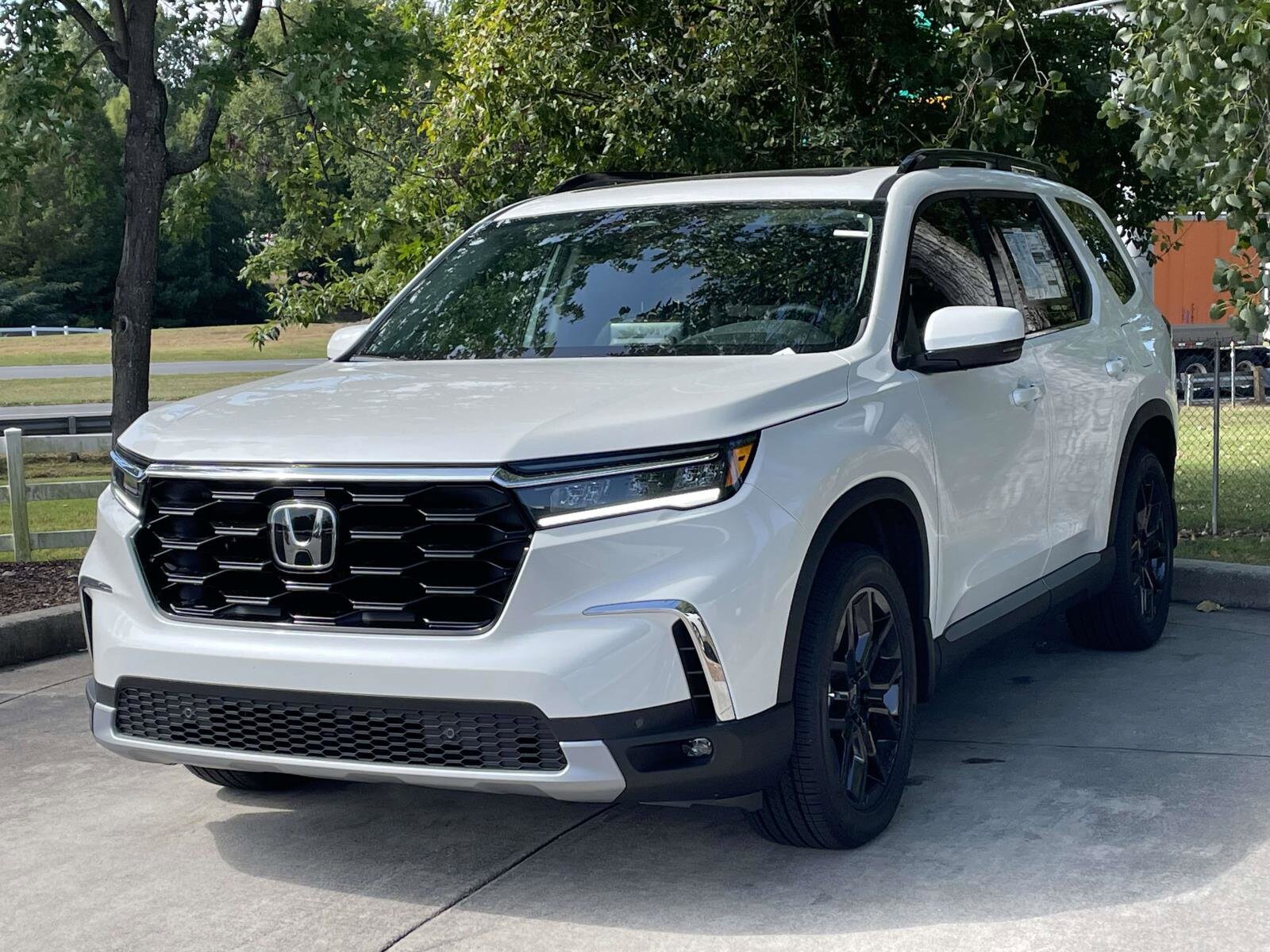 2025 Honda Pilot Touring photo 3