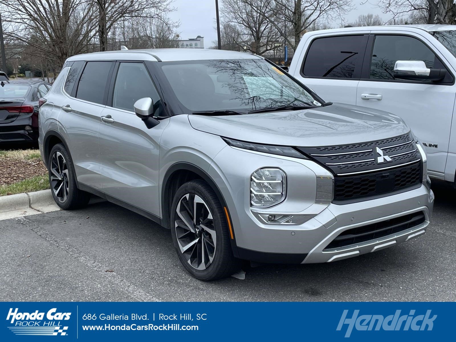 2024 Mitsubishi Outlander SE's photo