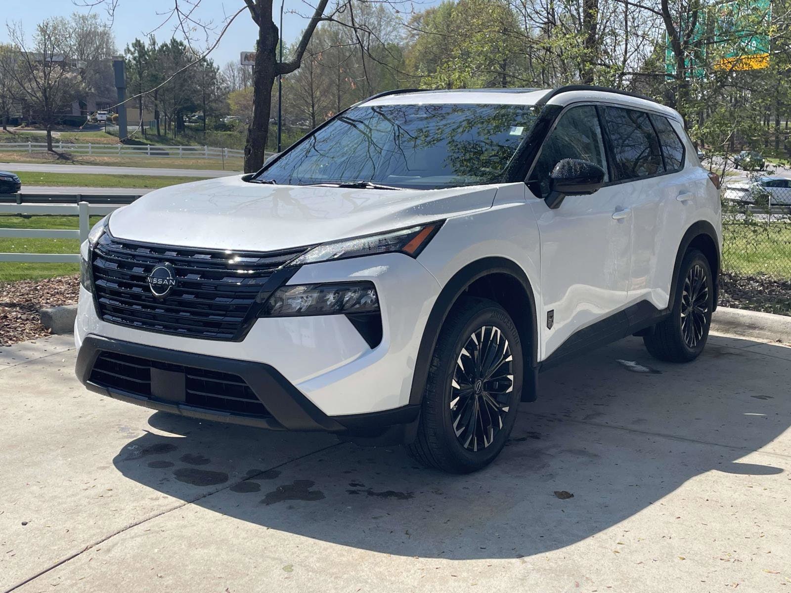 2026 Nissan Rogue Dark Armor photo 4