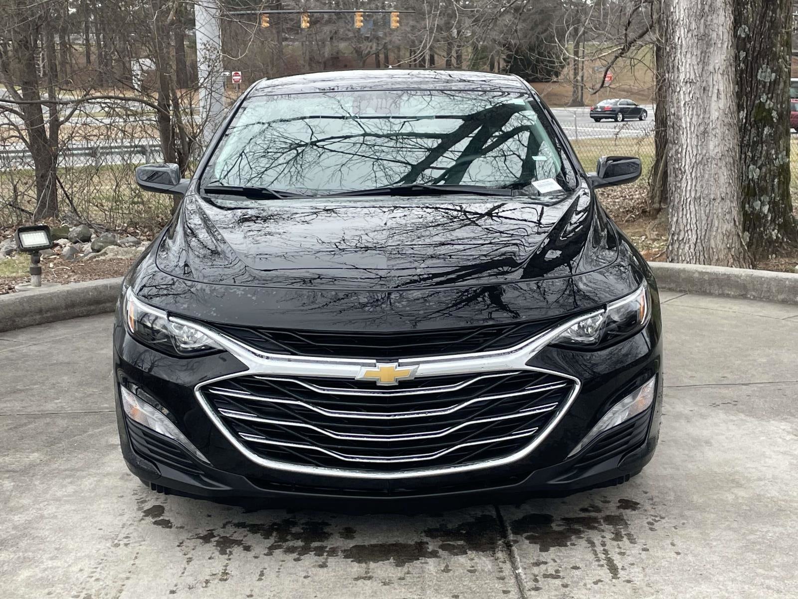 2024 Chevrolet Malibu LT photo 2