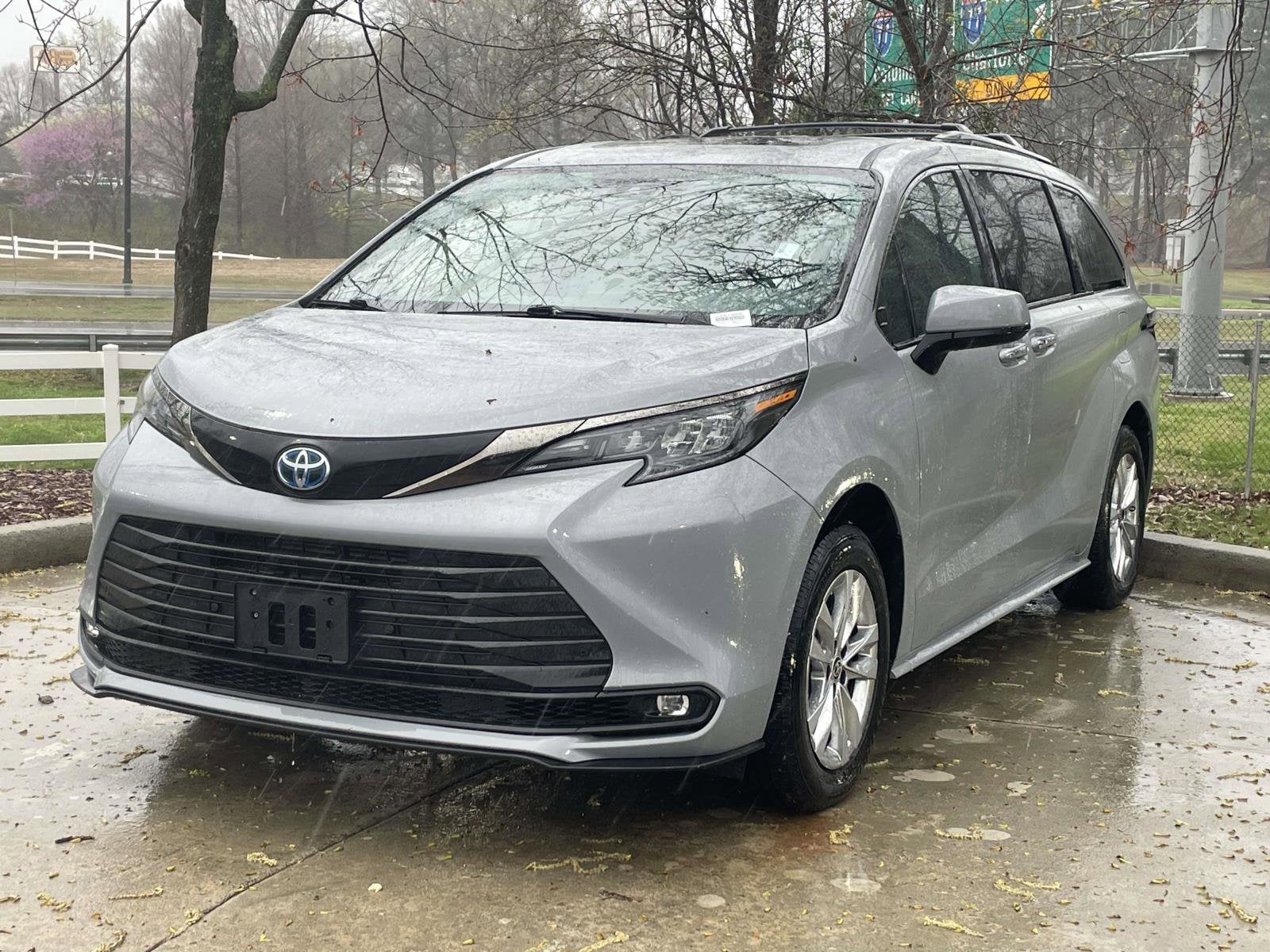 2022 Toyota Sienna XLE Woodland Edition photo 4