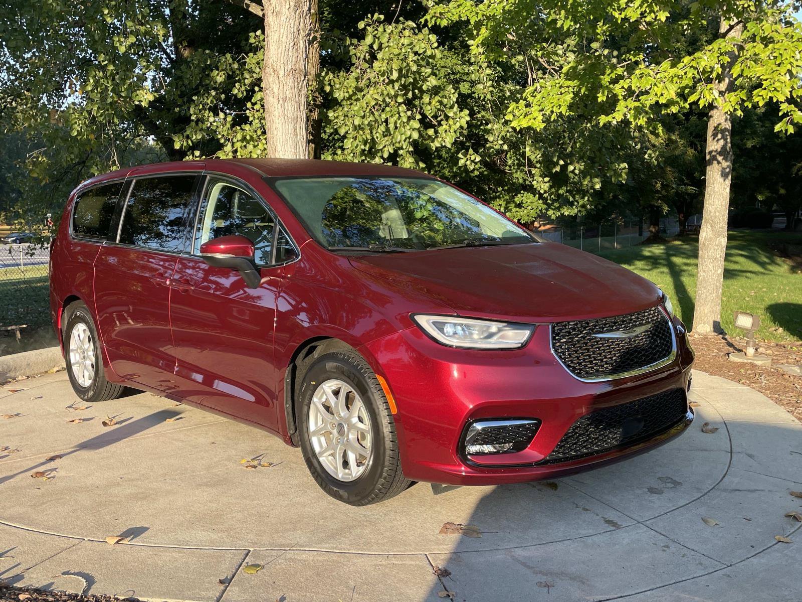 Used 2023 Chrysler Pacifica Touring L Minivan
