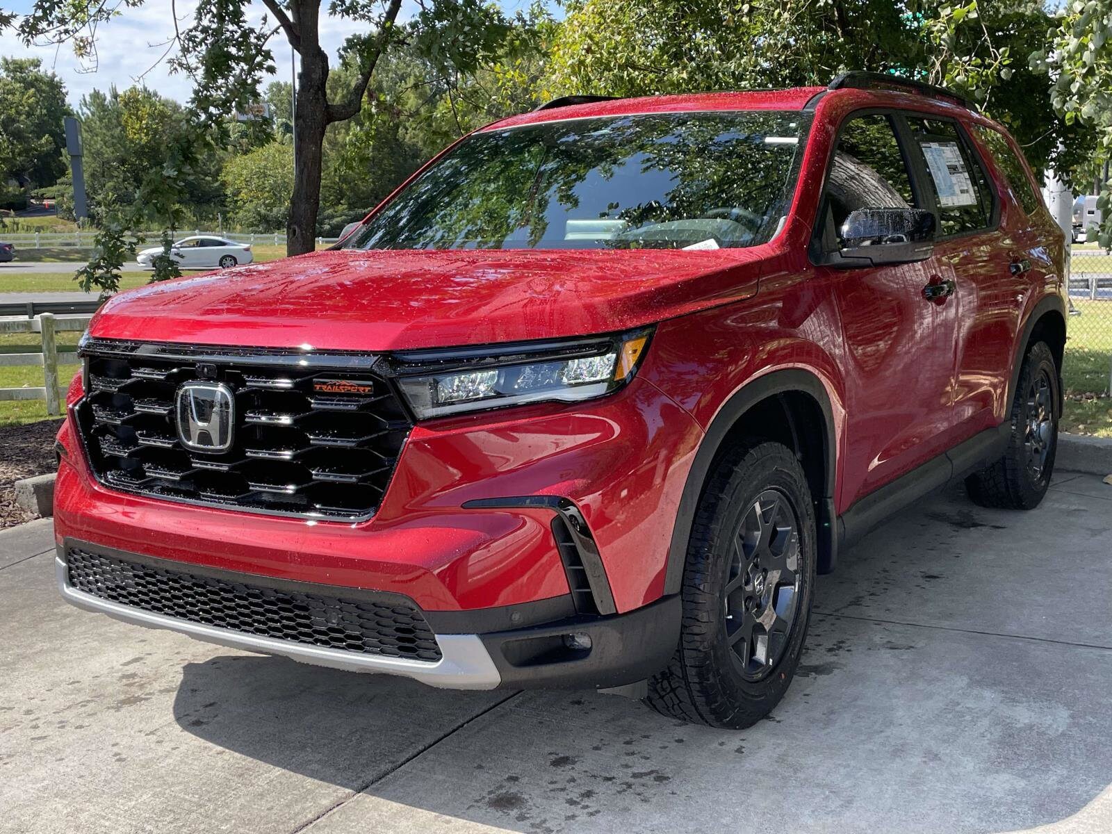 2025 Honda Pilot TrailSport photo 2