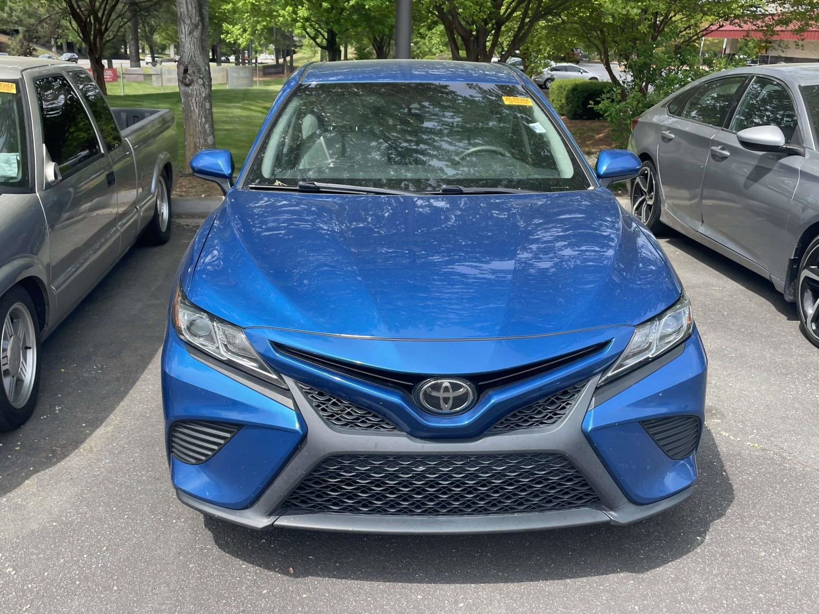 2018 Toyota Camry SE photo 2