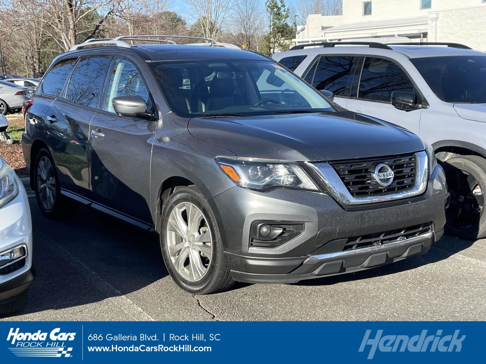2019 Nissan Pathfinder SL's photo