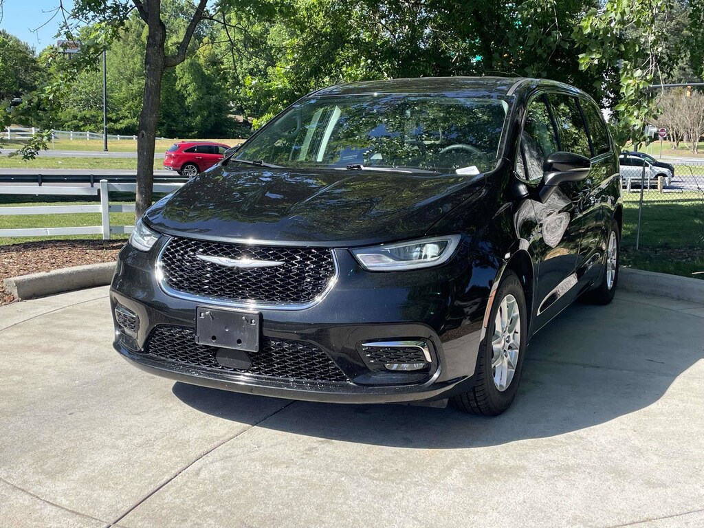 Used 2023 Chrysler Pacifica Touring L Minivan