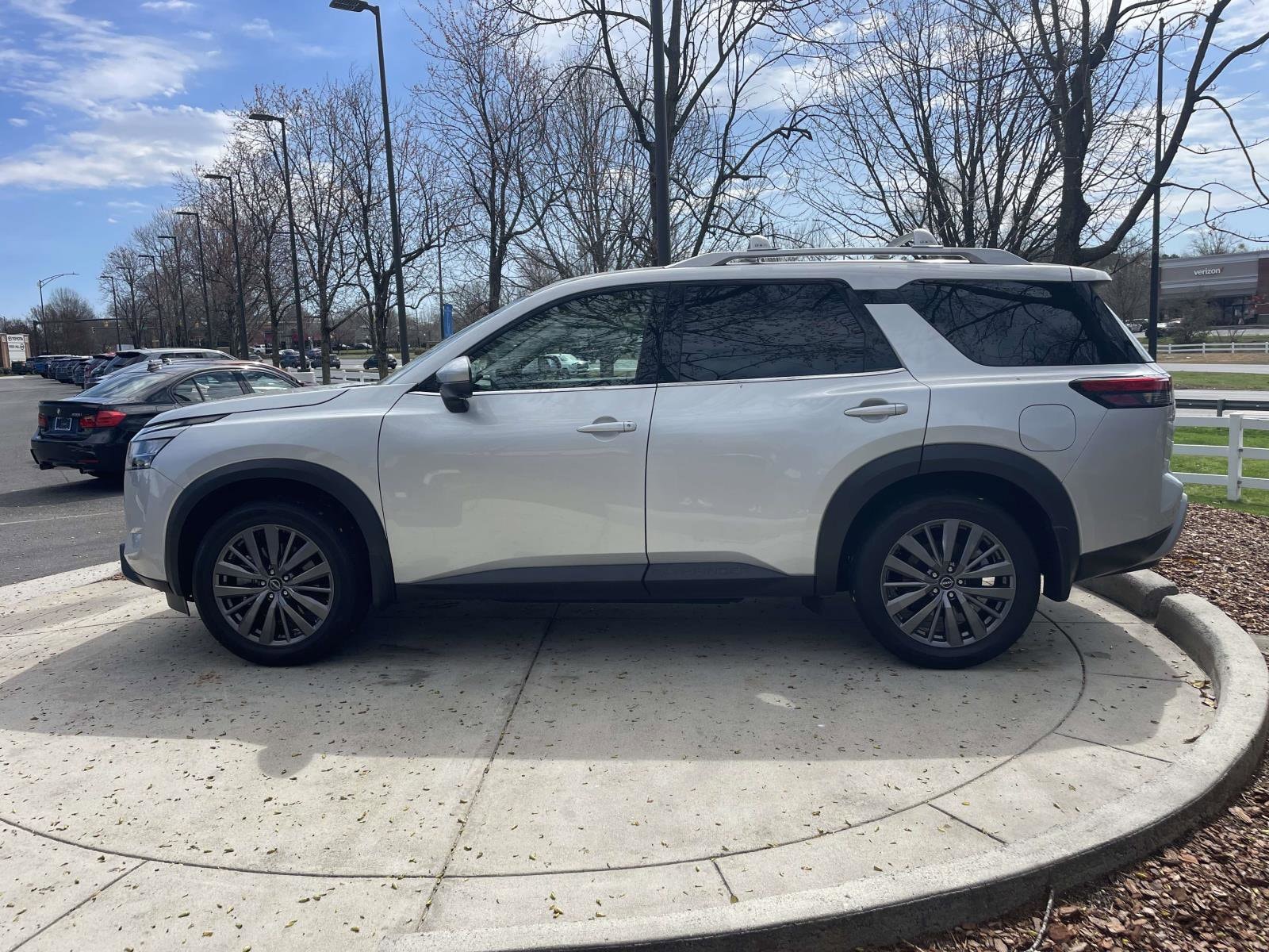 2024 Nissan Pathfinder SL photo 4