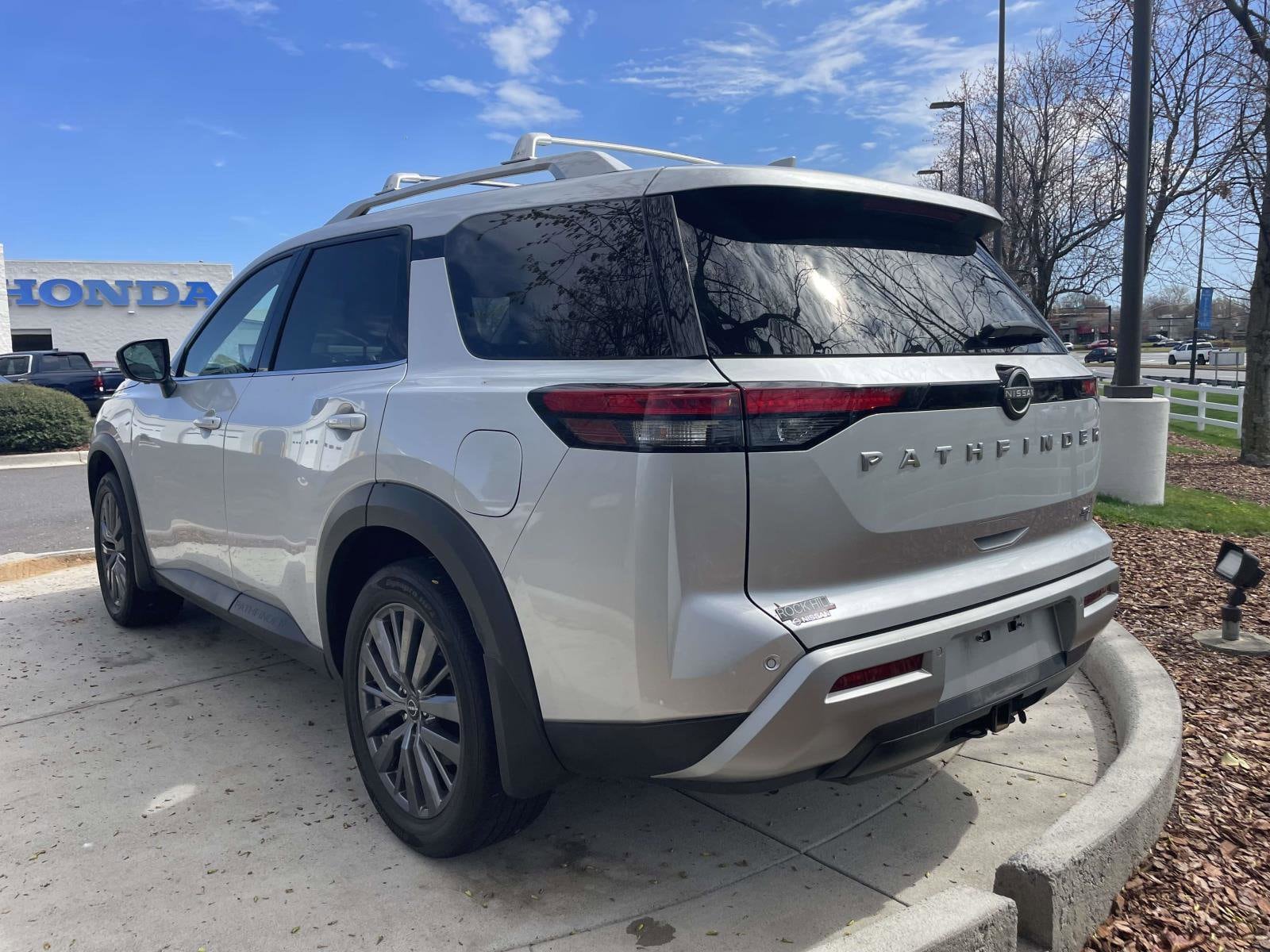 2024 Nissan Pathfinder SL photo 5