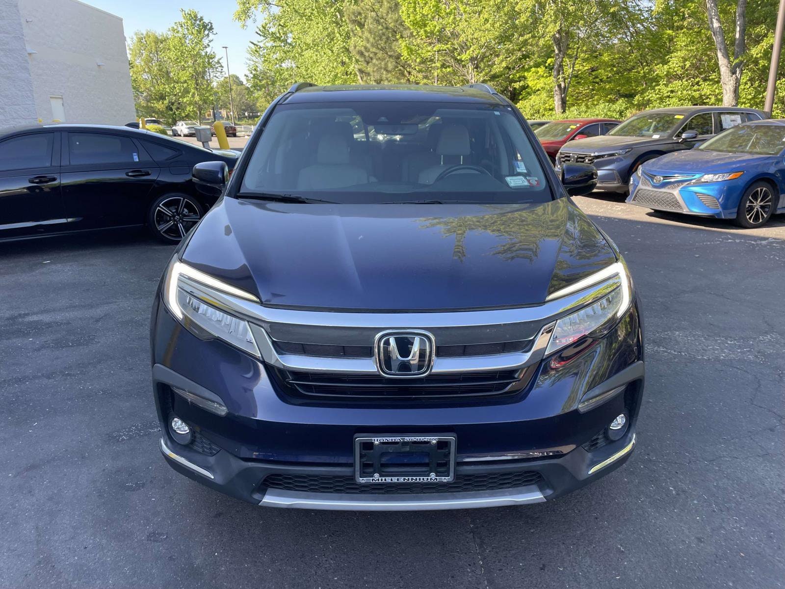 2022 Honda Pilot Touring 7-Passenger photo 2