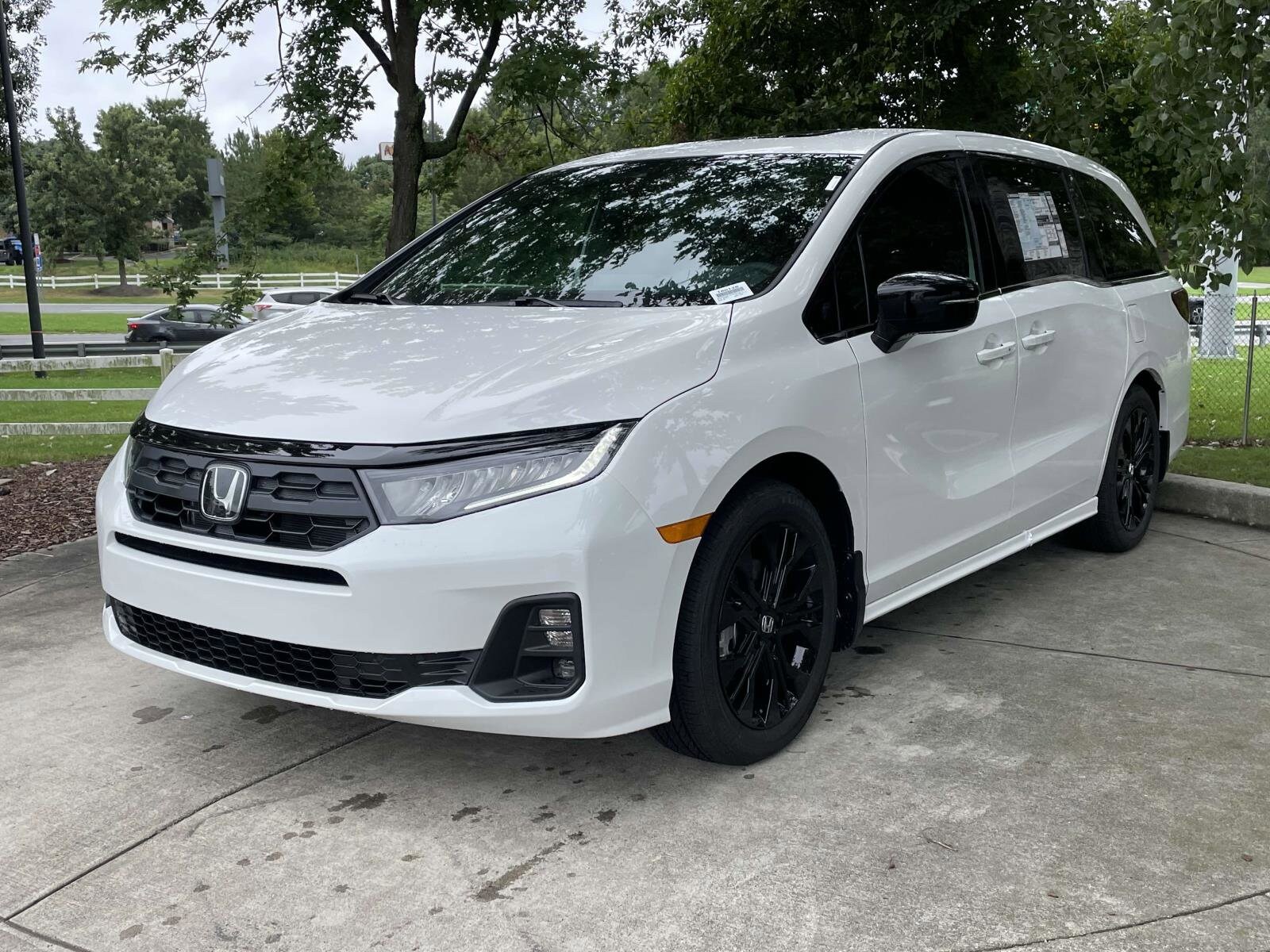 2026 Honda Odyssey photo 2