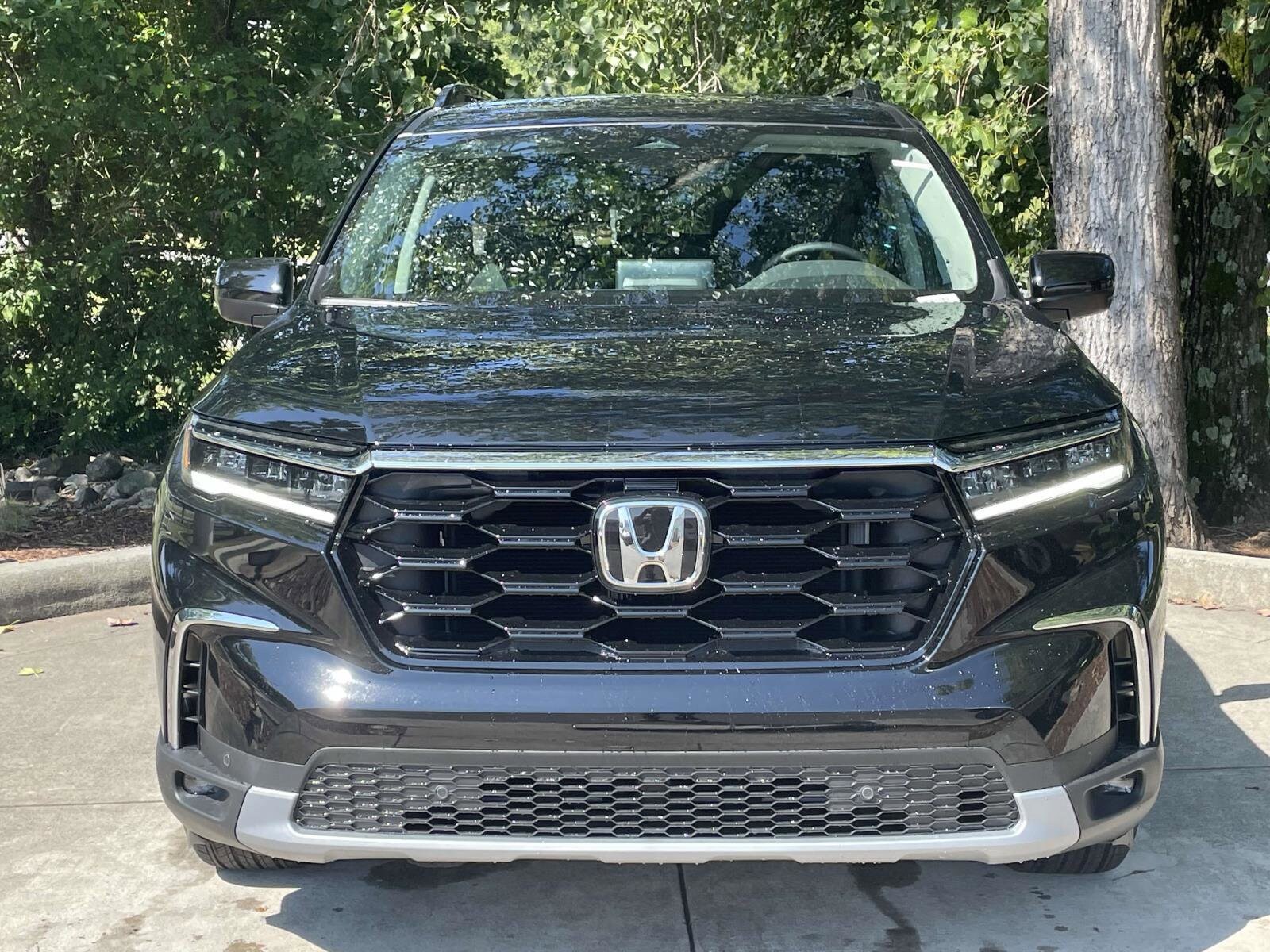 2025 Honda Pilot Touring photo 2
