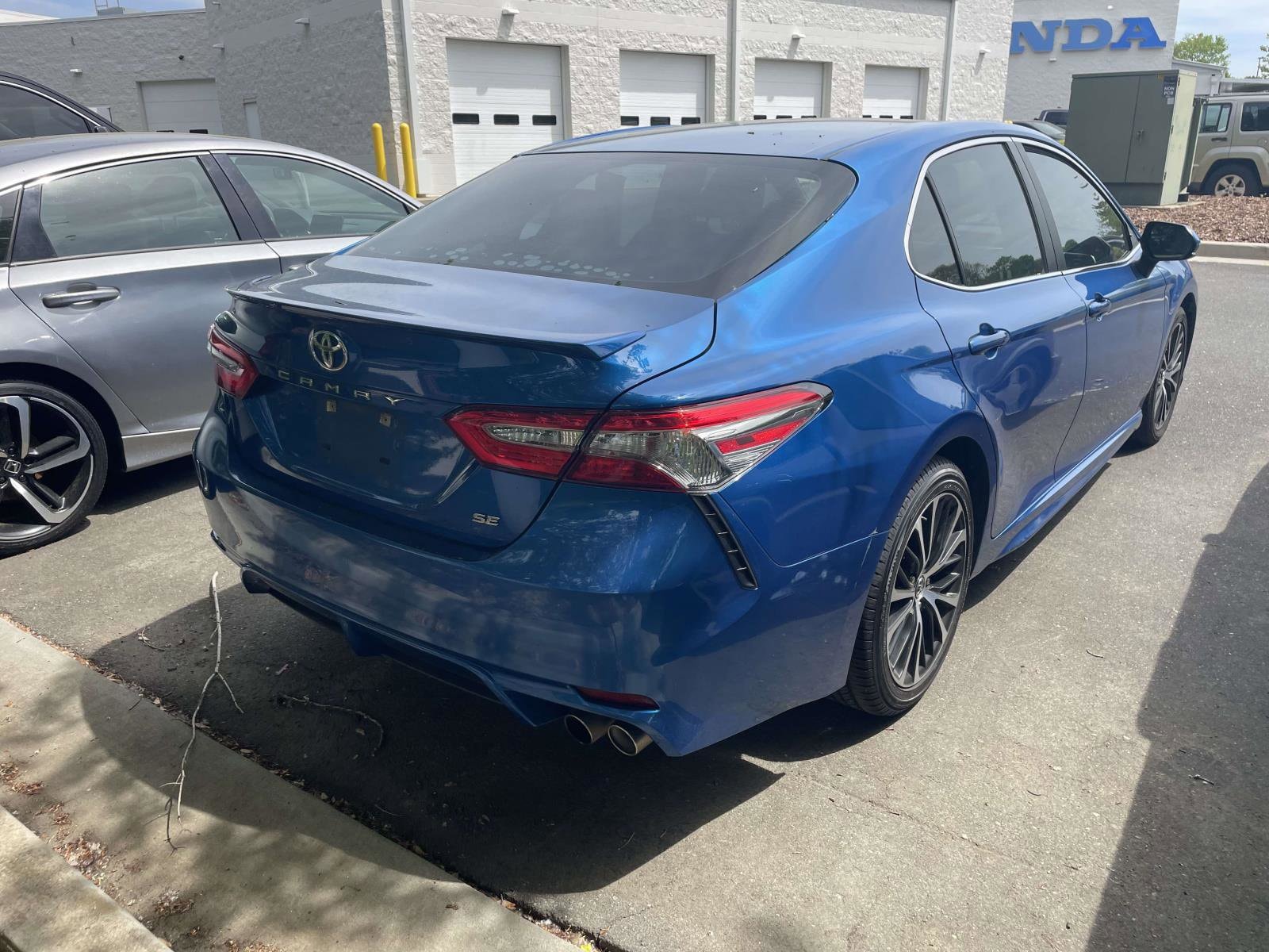 2018 Toyota Camry SE photo 6