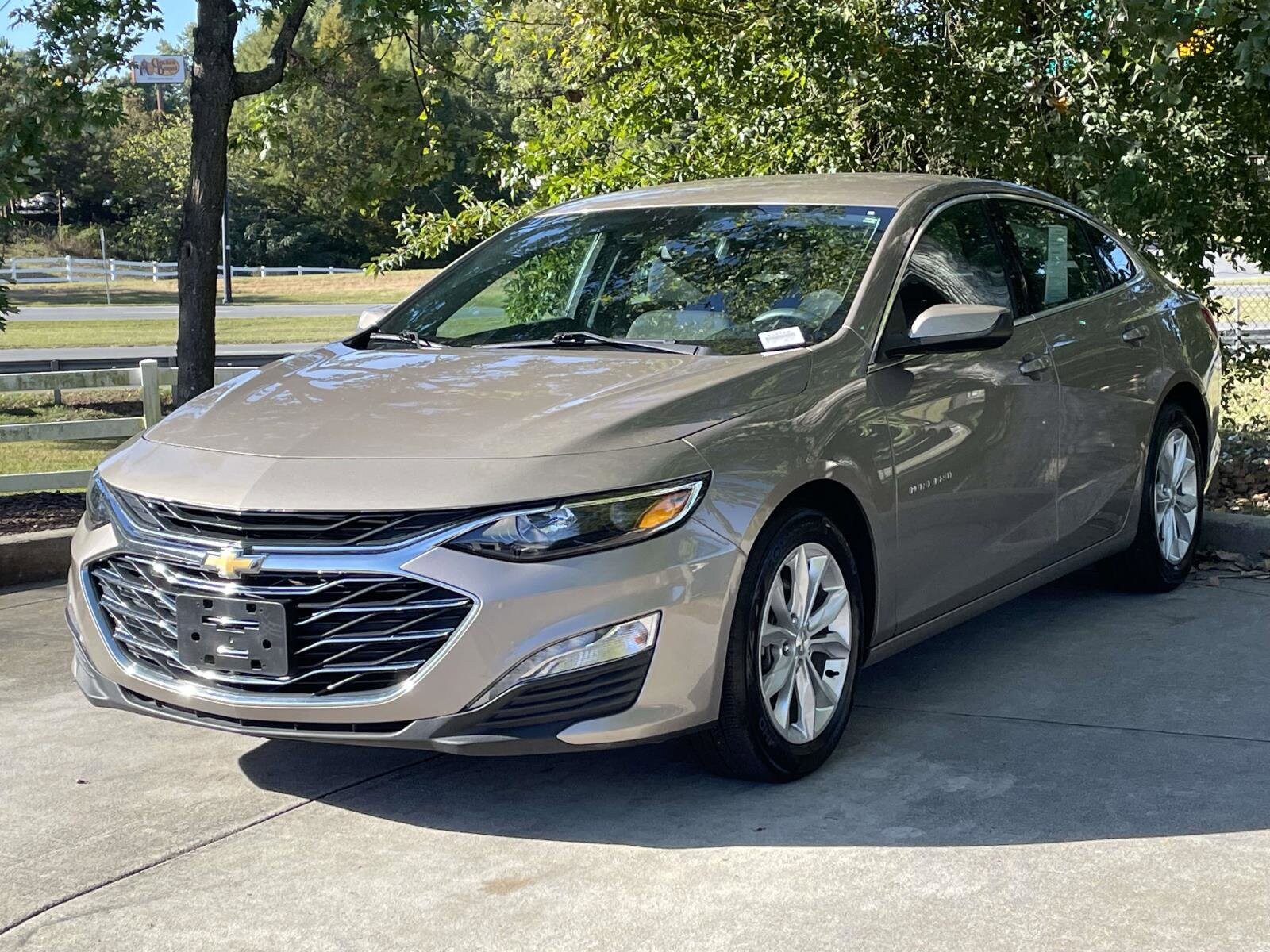 2023 Chevrolet Malibu 1LT photo 2