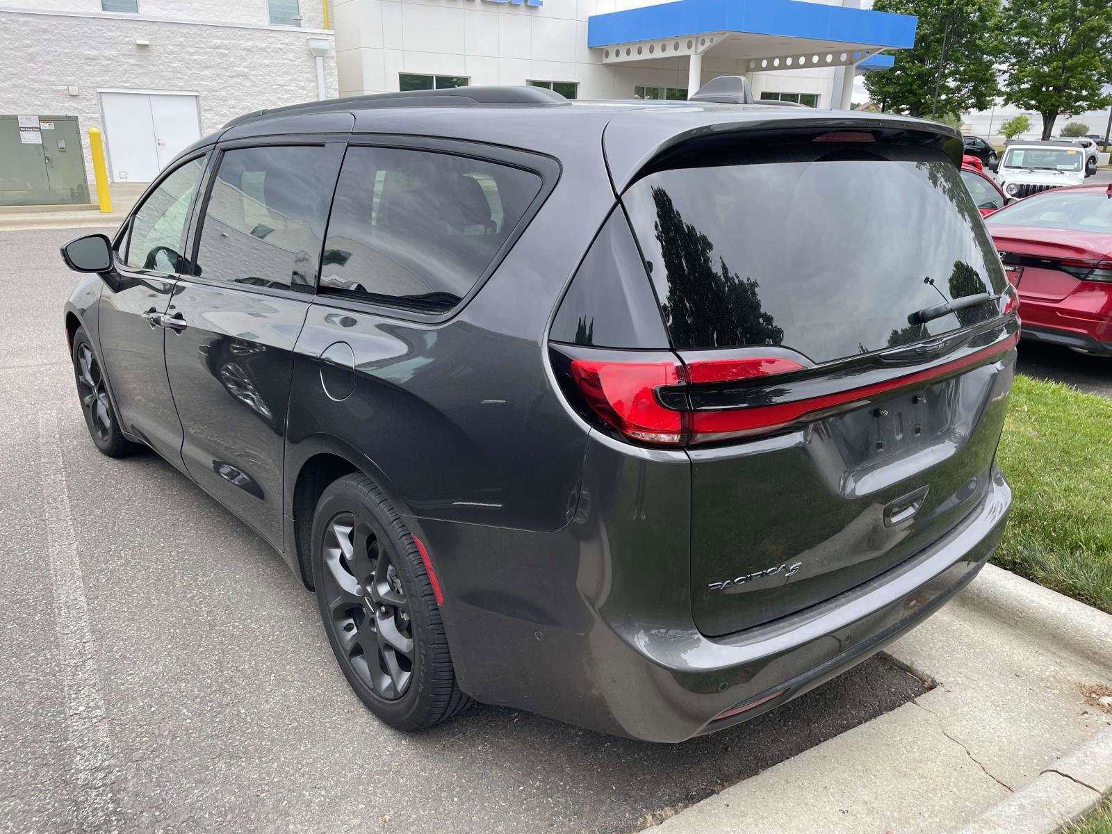 2021 Chrysler Pacifica Touring L photo 5