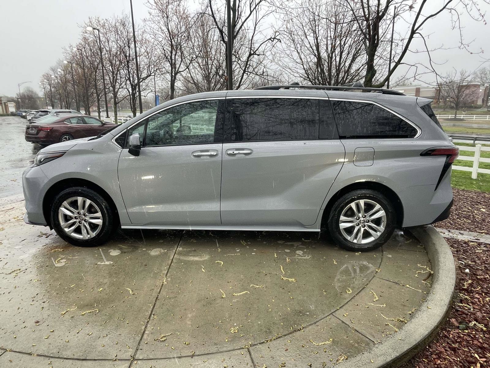 2022 Toyota Sienna XLE Woodland Edition photo 5