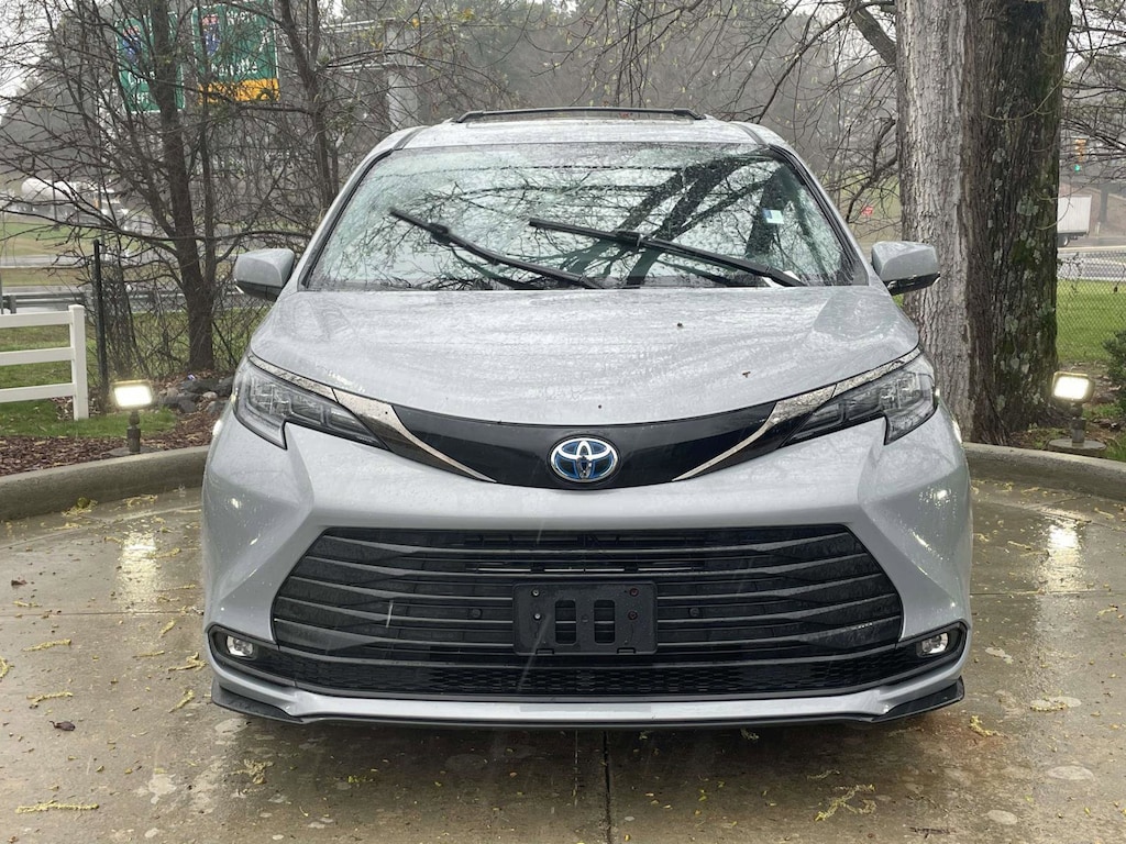 Used 2022 Toyota Sienna XLE Woodland Edition Minivan