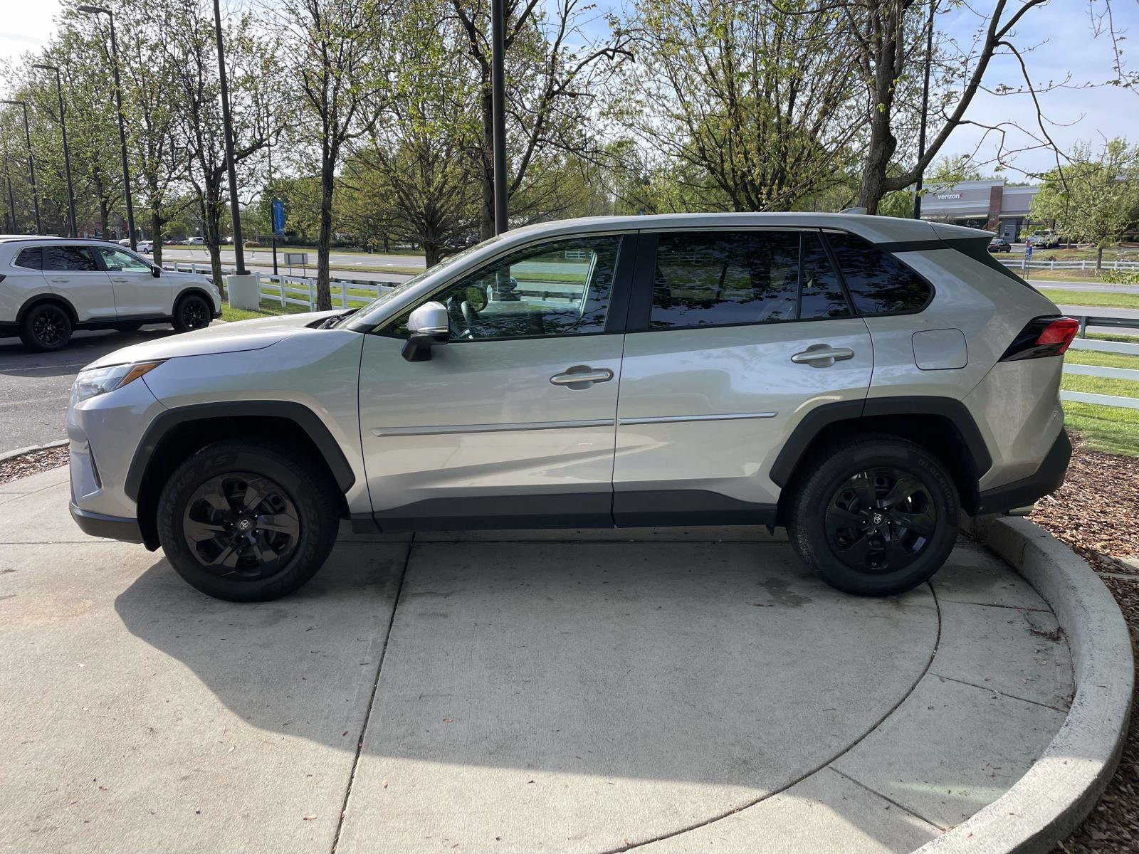 2023 Toyota RAV4 LE photo 6