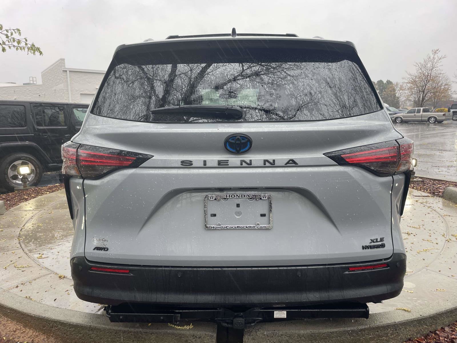 2022 Toyota Sienna XLE Woodland Edition photo 3
