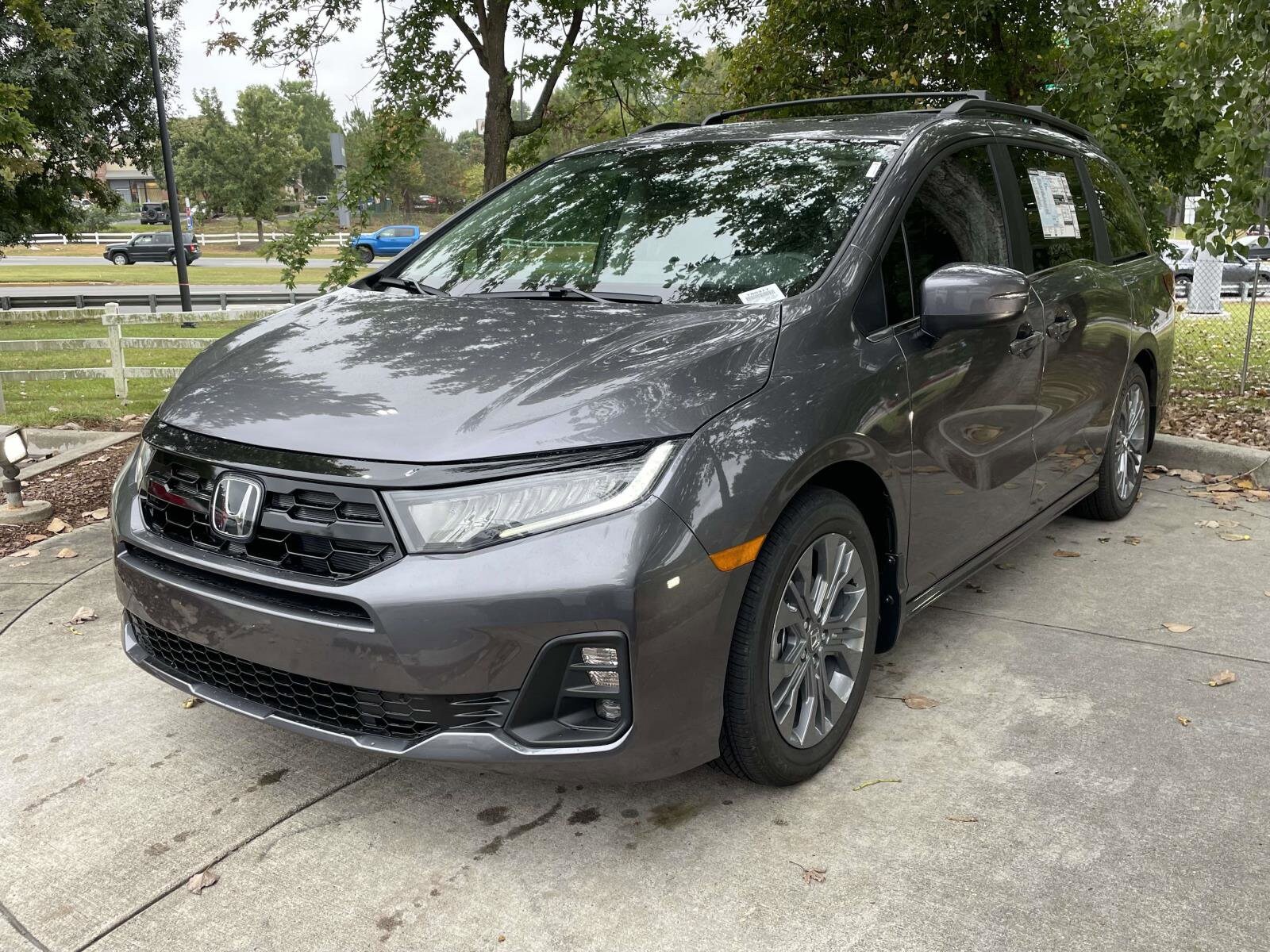 2026 Honda Odyssey Touring photo 3