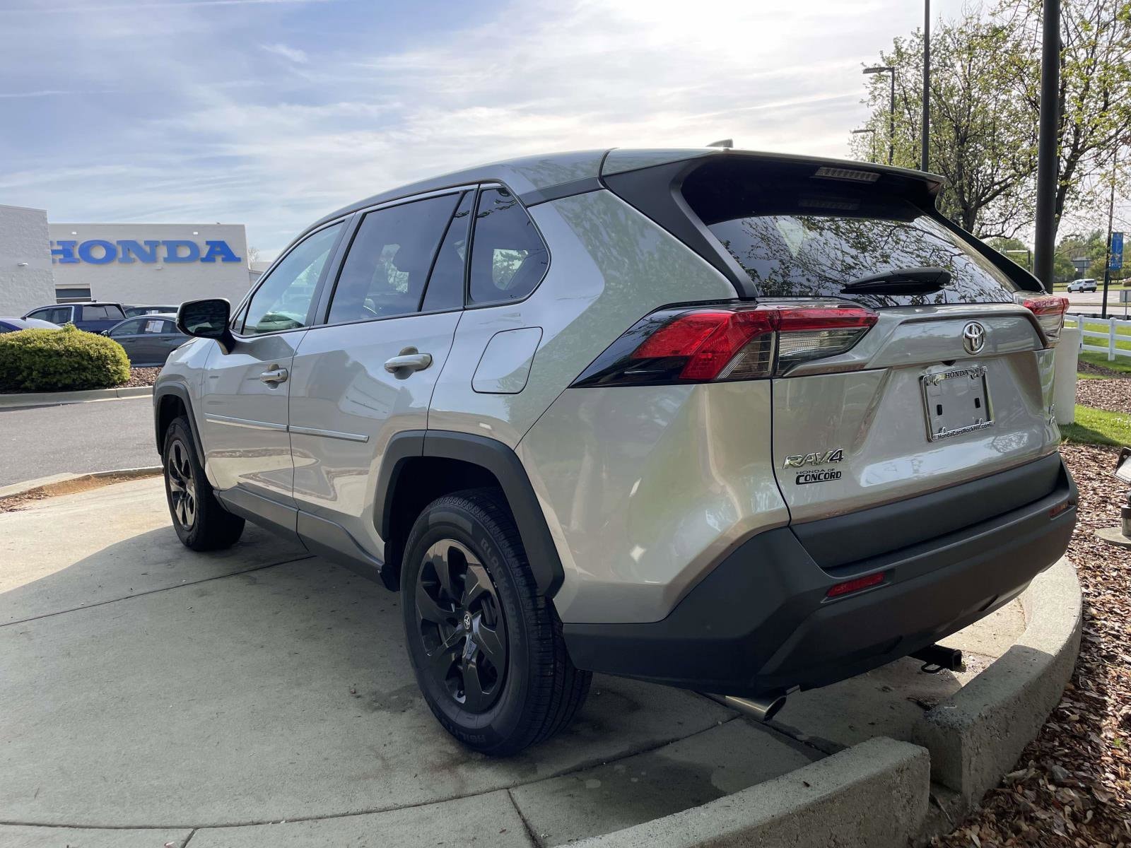 2023 Toyota RAV4 LE photo 3