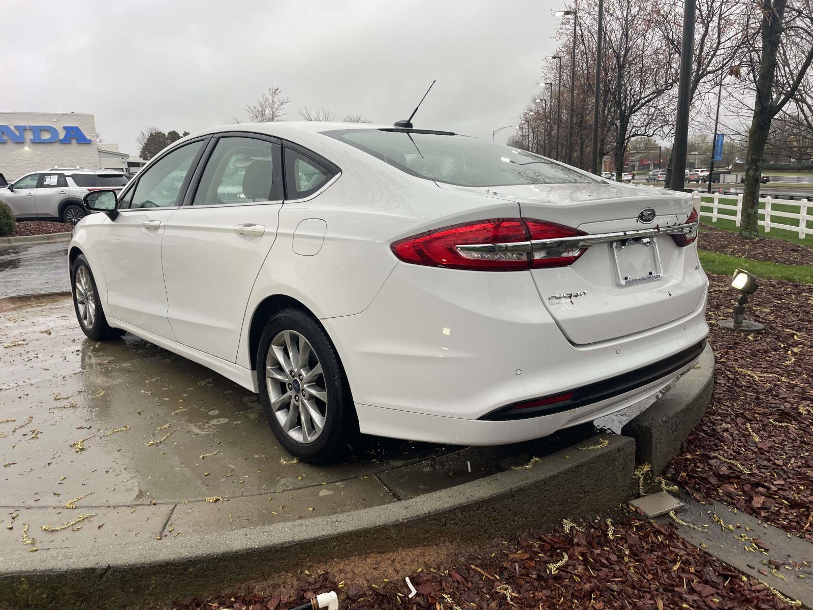 2017 Ford Fusion SE photo 3