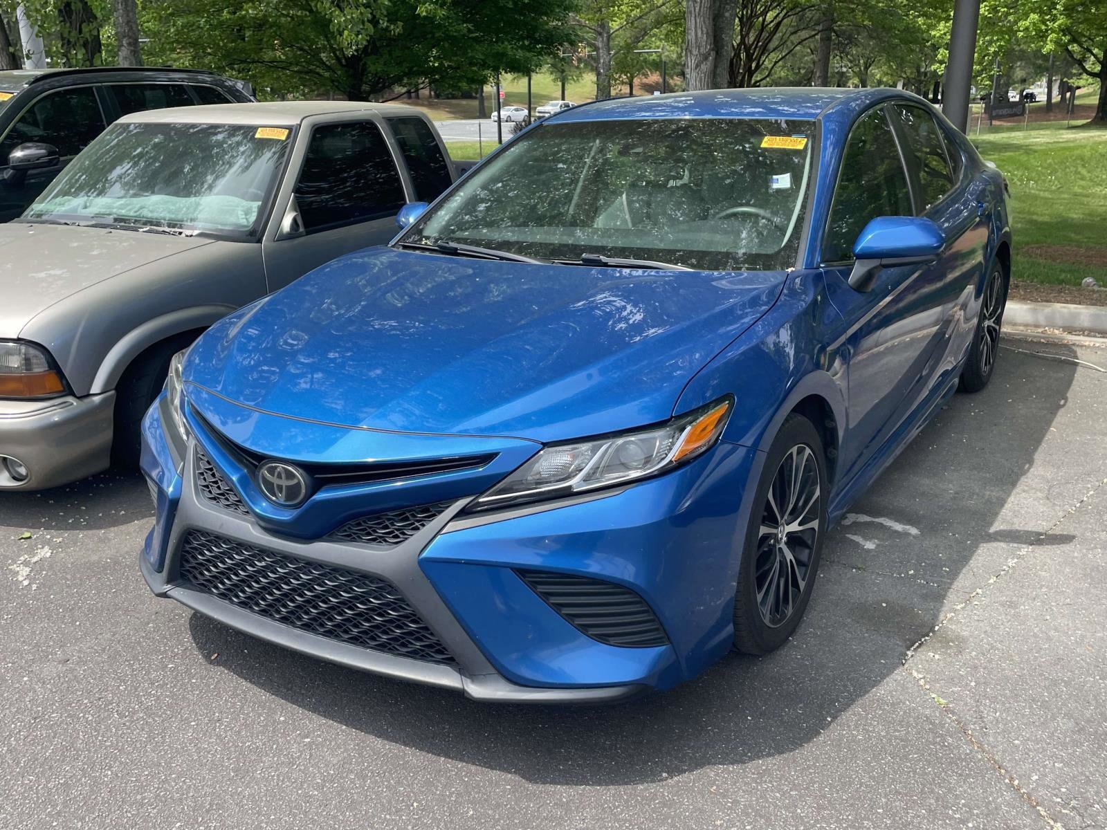 2018 Toyota Camry SE photo 3