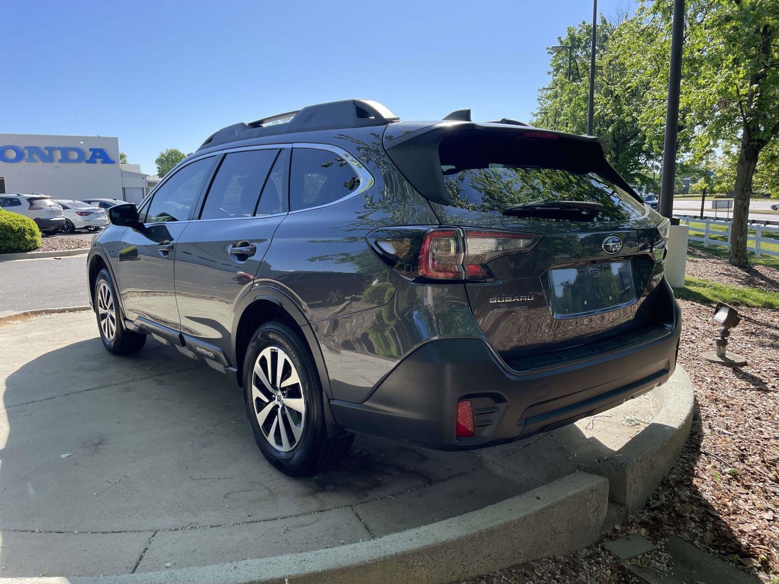 2020 Subaru Outback Premium photo 3