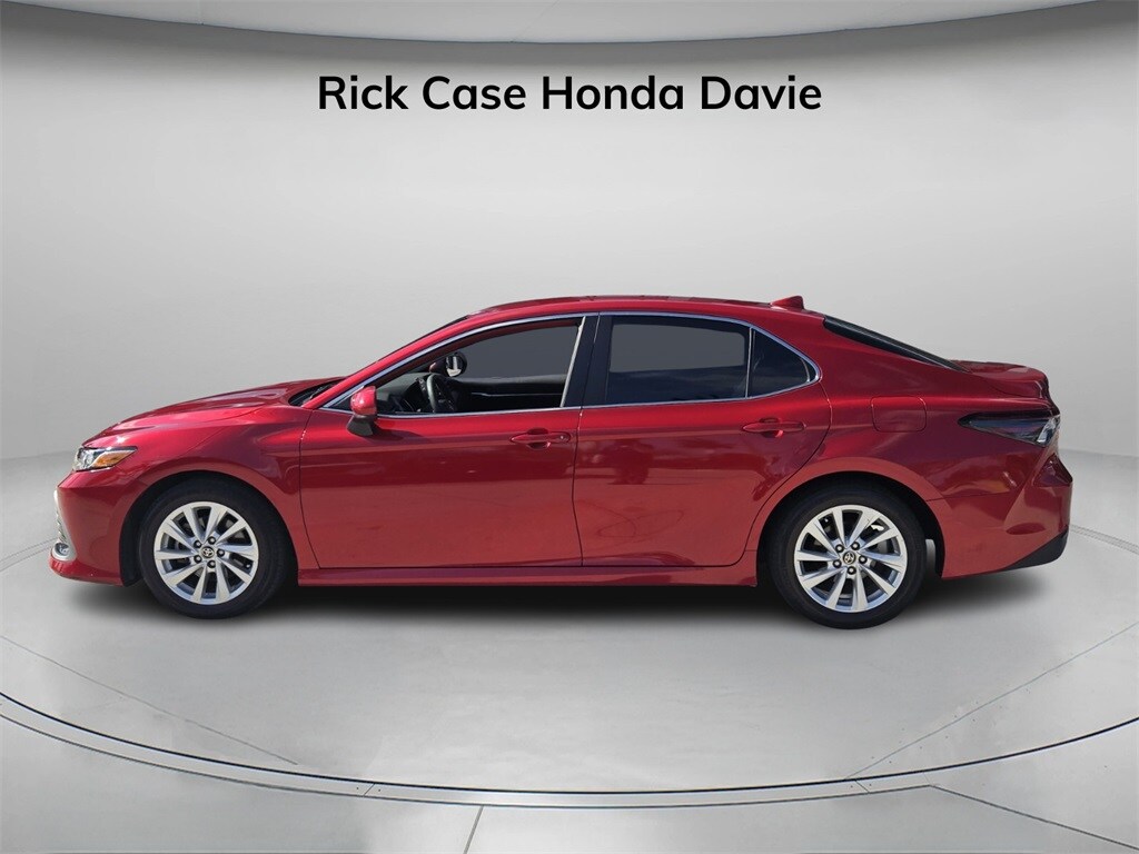 2023 Toyota Camry LE photo 3