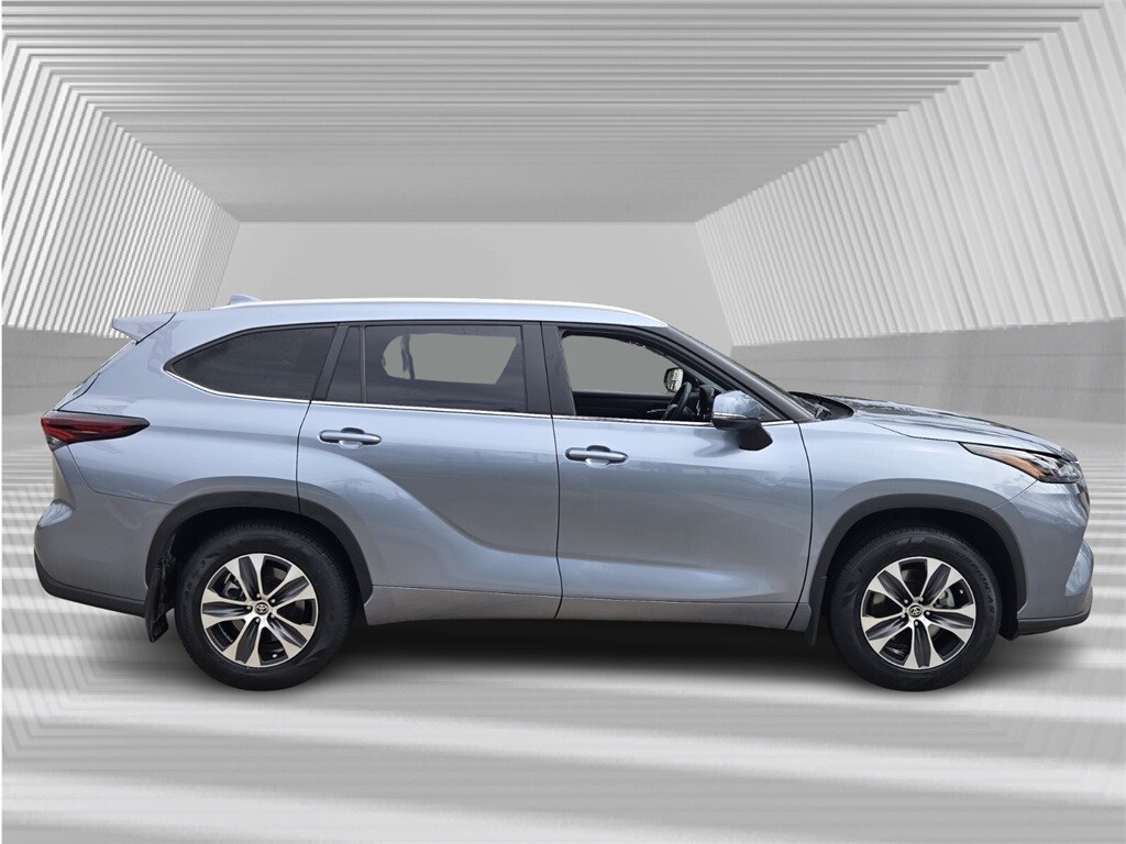 2024 Toyota Highlander LE photo 2
