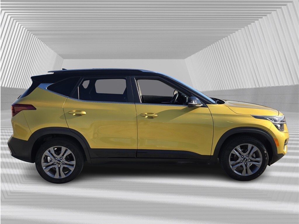 2023 Kia Seltos S photo 2