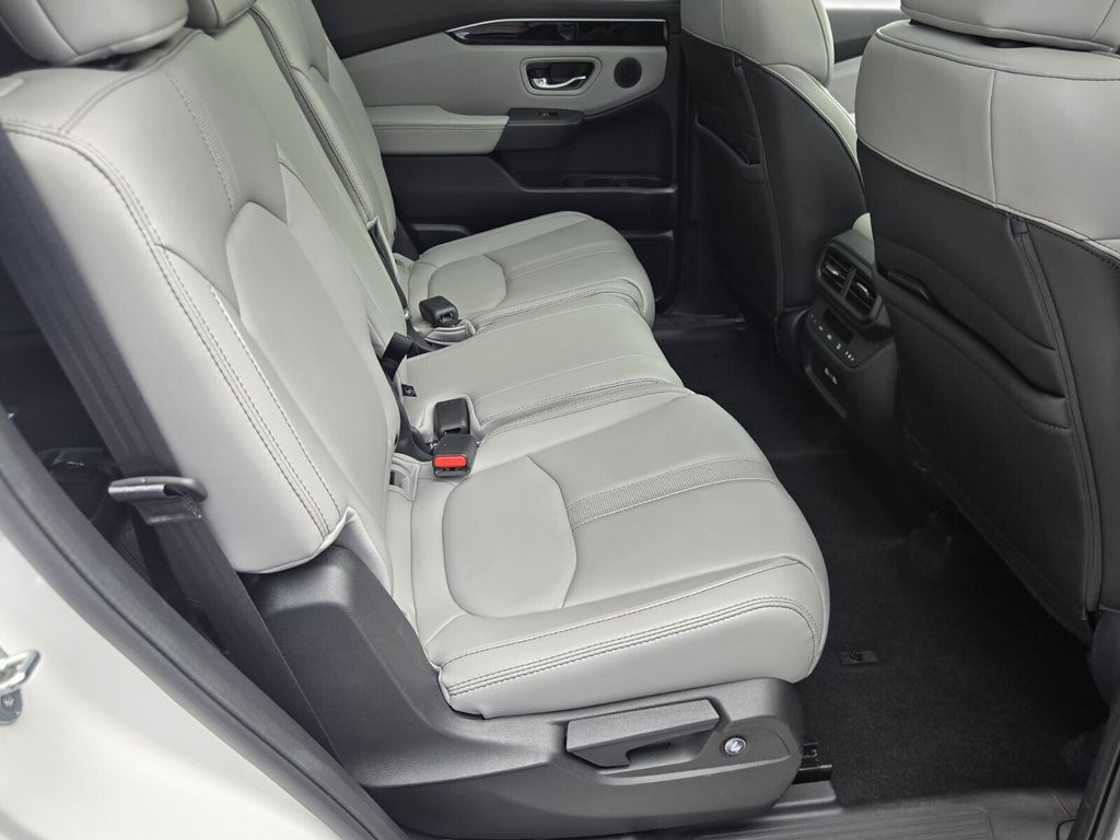 2023 Honda Pilot Touring - Photo 17