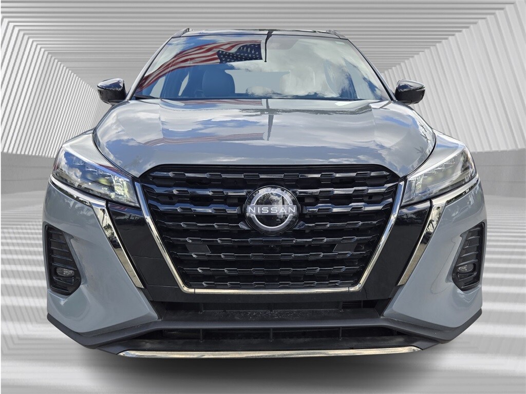 2023 Nissan Kicks SR photo 3