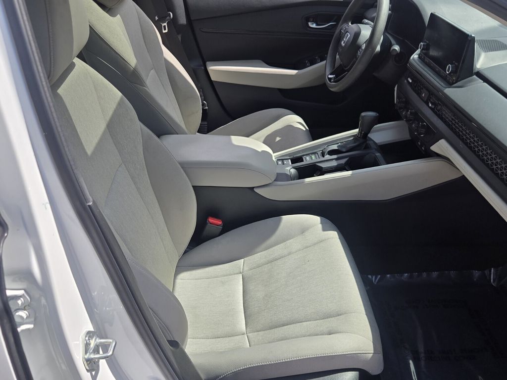2025 Honda Accord SE - Photo 16