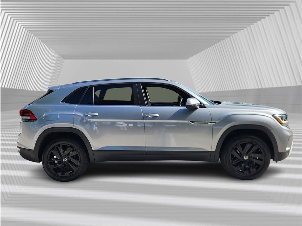 Used 2022 Volkswagen Atlas Cross Sport SE w/Tech with VIN 1V2JE2CA5NC209972 for sale in Davie, FL