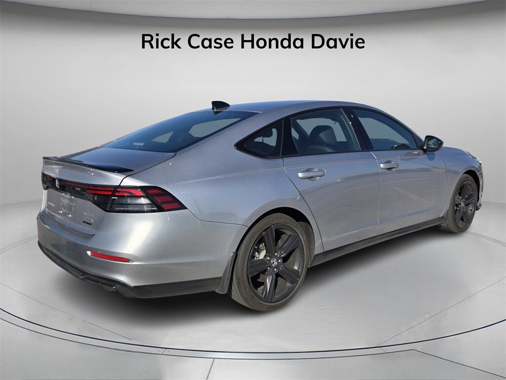 2023 Honda Accord Hybrid Sport-L photo 3