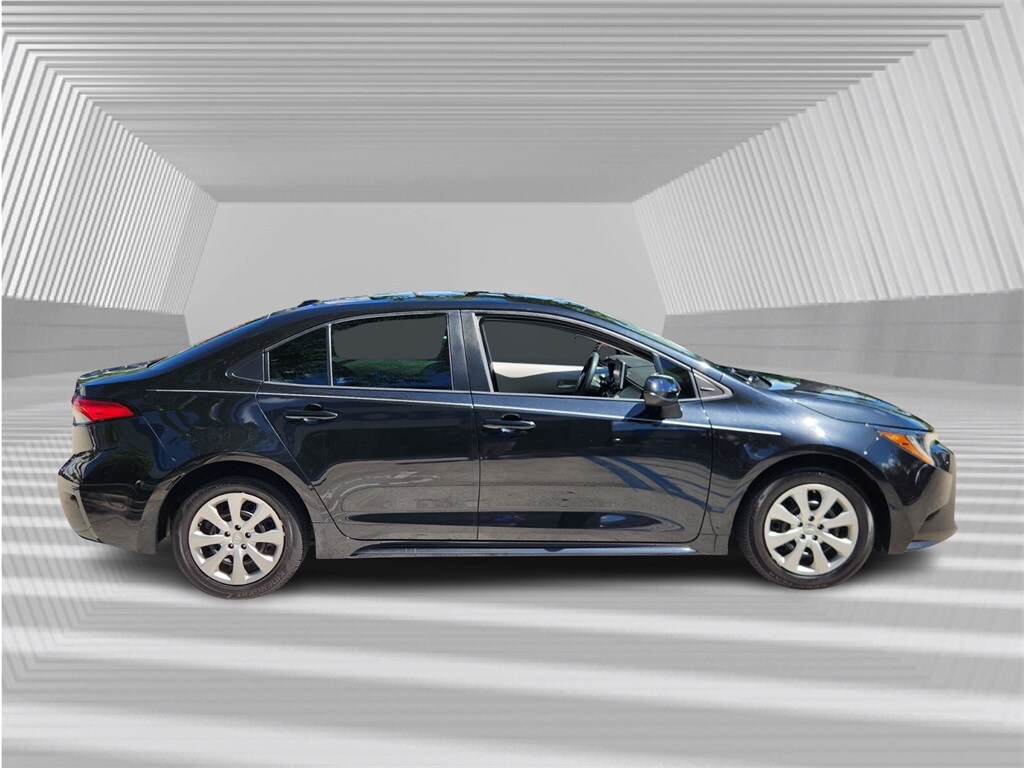 2021 Toyota Corolla LE photo 2