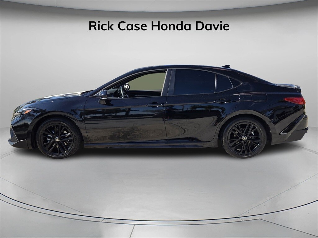 2025 Toyota Camry SE photo 3