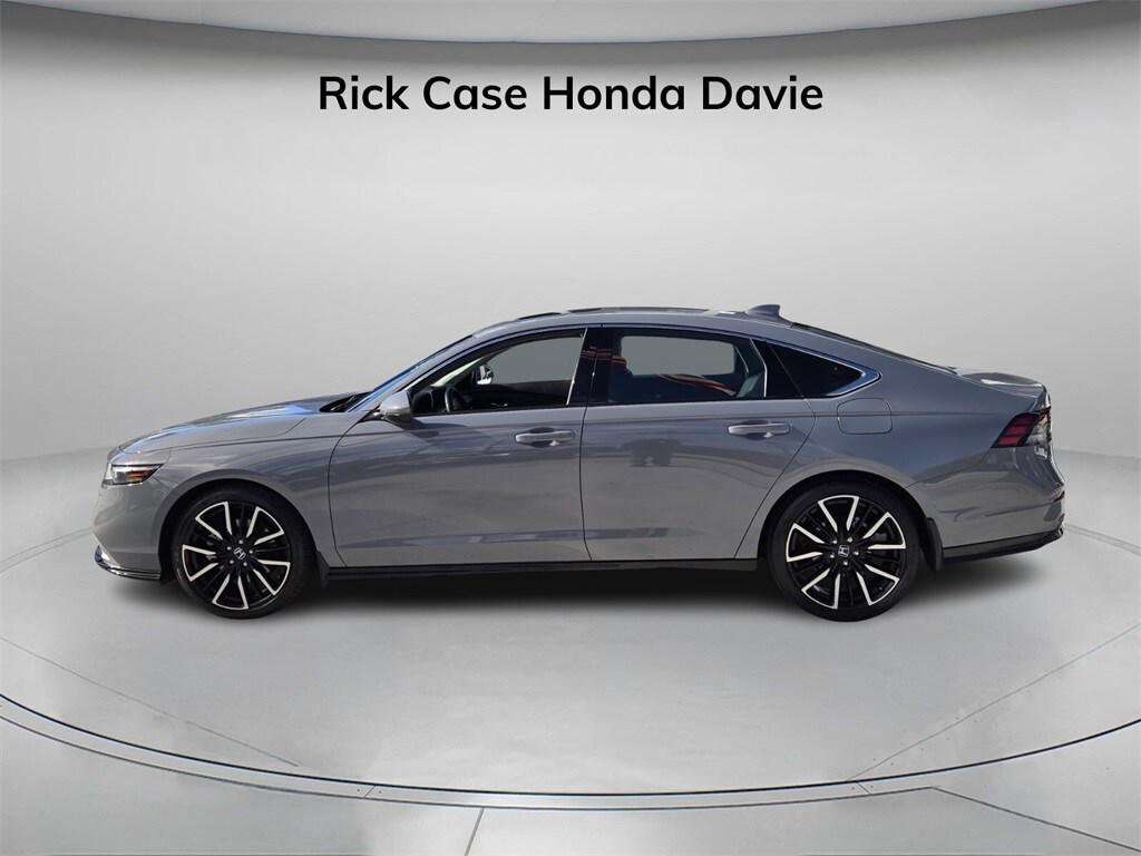 2024 Honda Accord Hybrid Touring photo 3