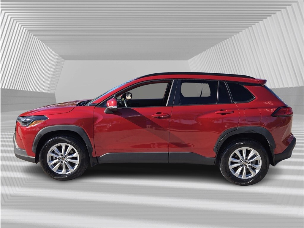 2022 Toyota Corolla Cross LE photo 3